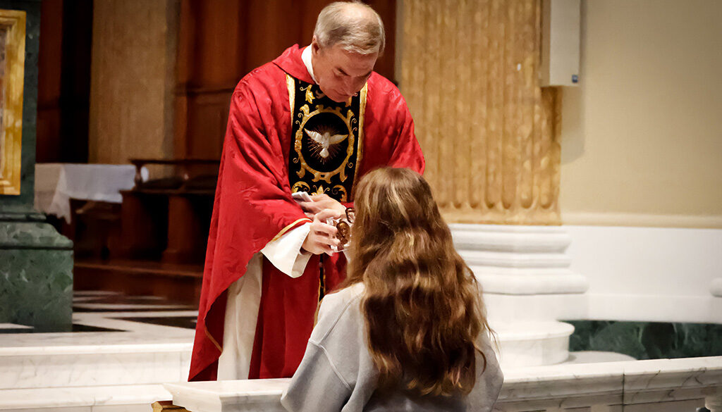 A first-class relic of St. Saint José Sánchez del Río Veneration communion with a teenage girl.