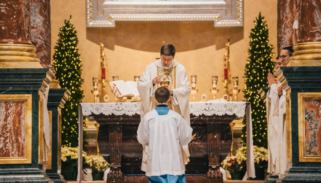 Bishop Vitalii Kryvytskyi distributing Communion duringHoly Mass