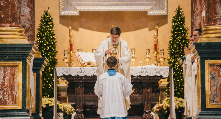 Bishop Vitalii Kryvytskyi distributing Communion duringHoly Mass