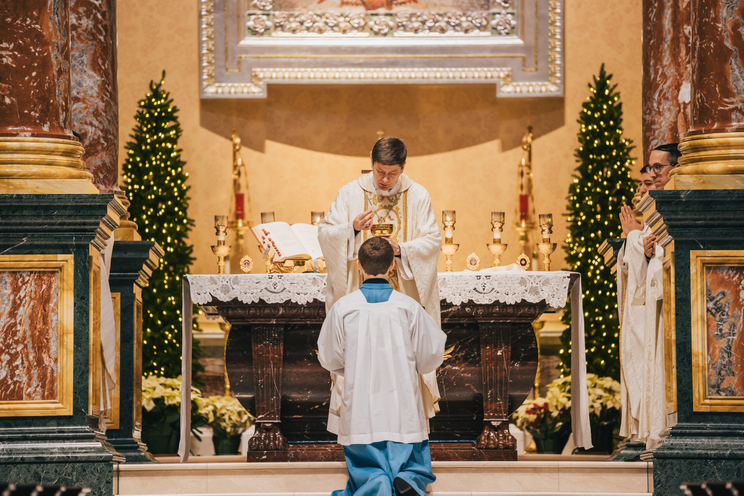 Bishop Vitalii Kryvytskyi distributing Communion duringHoly Mass